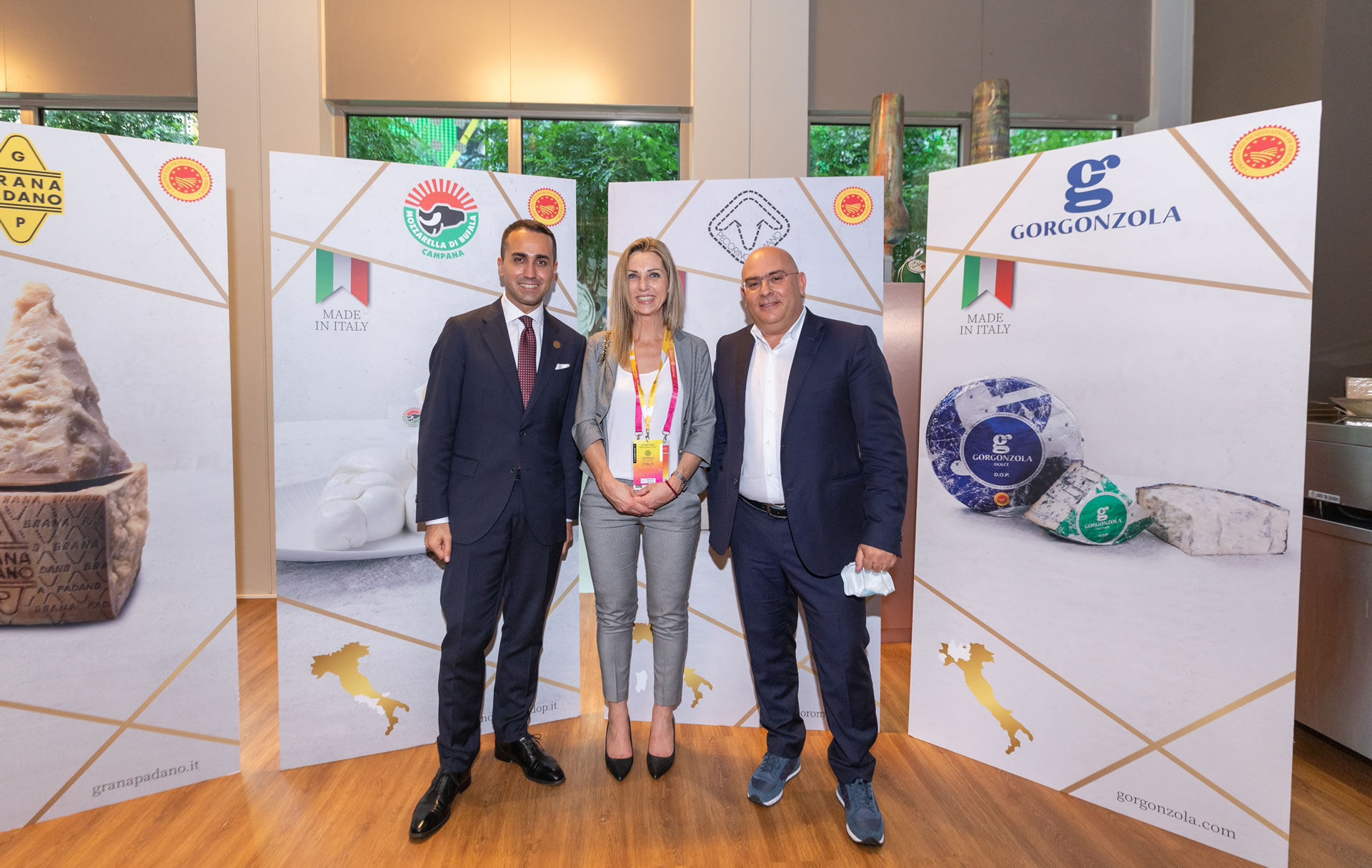 WEB_Dubai, il pres. del Consorzio Pecorino Romano Gianni Maoddi con il ministro DiMaio e il sottosegretario Vezzali.jpg